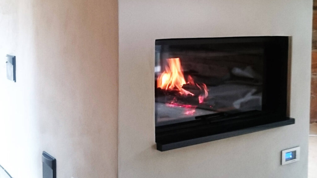 Hübriidkamin ja keraamilise keeduplaadiga pliit