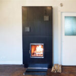 Kahhelplaatidega kaetud must ahi