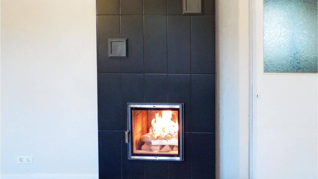 Kahhelplaatidega kaetud must ahi