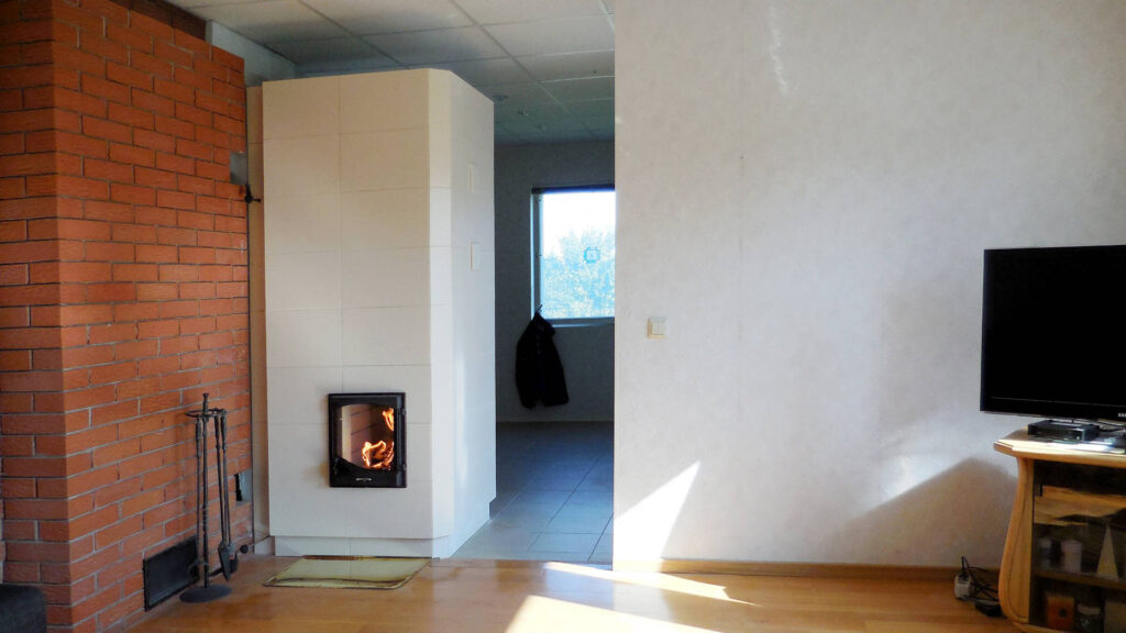 Keraamiliste plaatidega ahi Kuramaal