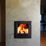 Krohvitud ja lasuuriga kaetud hüpokaust ahi