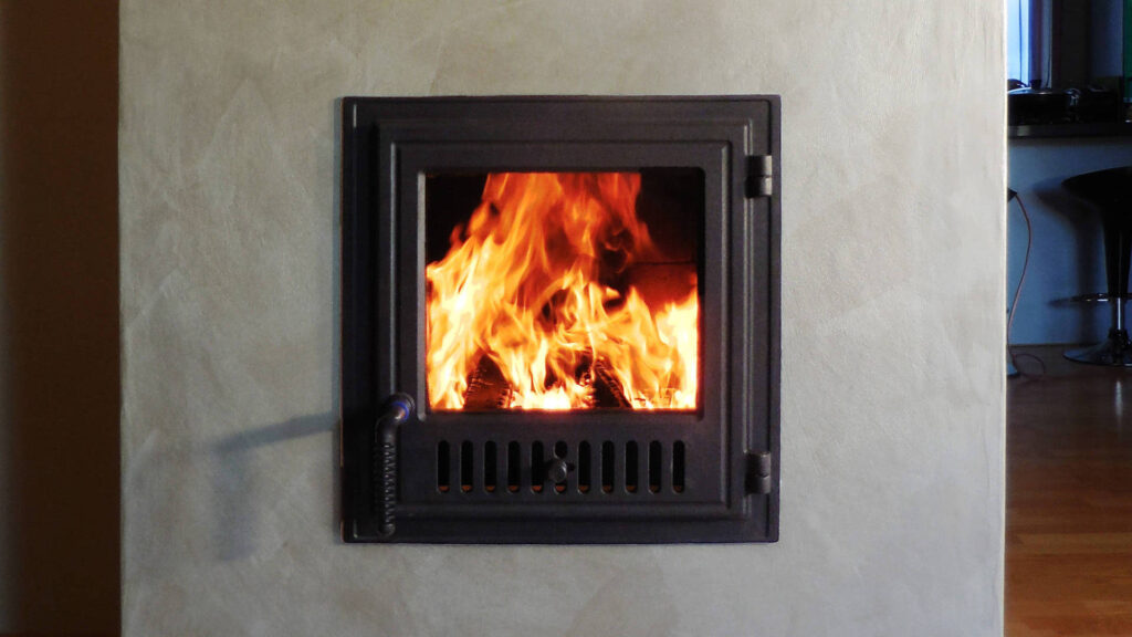 Krohvitud ja lasuuriga kaetud hüpokaust ahi