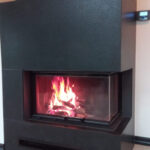 Mustast graniidist kamin