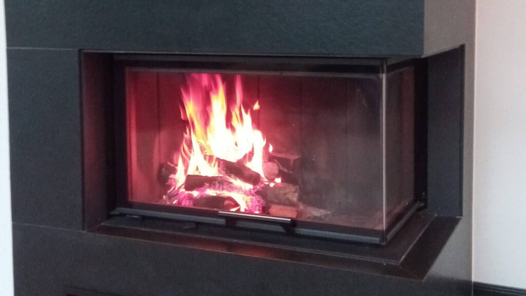 Mustast graniidist kamin