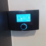 Mustast graniidist kamin