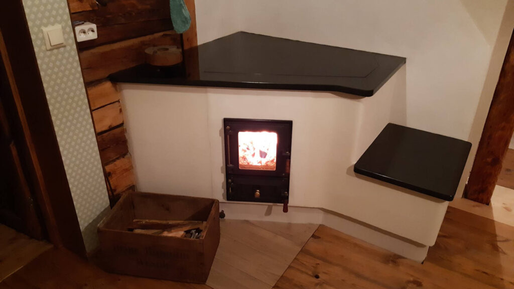 Pliit keraamilise keeduplaadi ja soemüüriga