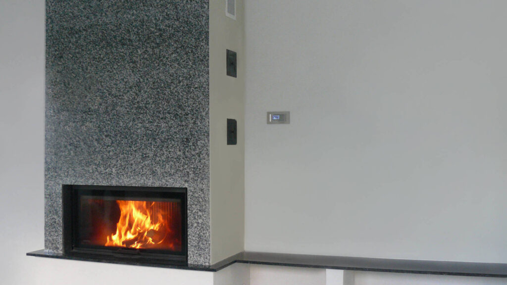 Salvestava lõõriga ja salvestava kestaga kamin