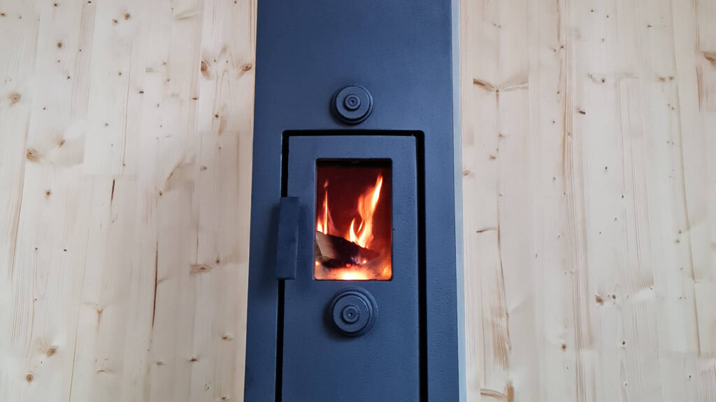 Malmpliitide paigaldus LÖÖR puhkemajadesse Saaremaal