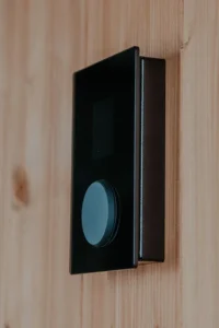 Kinnitusraam UKU juhtpuldile